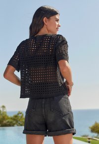 Next SHORT SLEEVE CREW NECK REGULAR FIT - Triko s potiskem - black