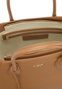 Hnedá kožená kabelka s textúrovaným povrchom, s pozlátenými hardvérmi, dvoma zipsovými priehradkami a látkovým vnútrom.