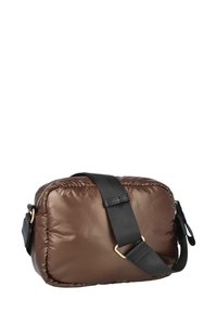 Bolso bandolera acolchado marrón con una correa ajustable negra, acentos de hardware dorado y cierre con cremallera. Textura suave y brillante.