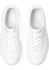 Sneaker sportive bianche con tomaia in pelle liscia, colletto imbottito e perforazioni vicino alla punta per la traspirazione. Marchio sottile visibile.