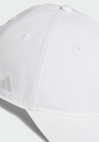 Gorra de béisbol blanca con un acabado de tela lisa, visera curvada y detalles cosidos. Presenta un logo gris sutil en el lateral.