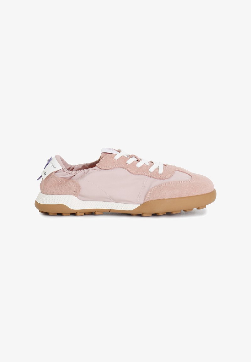 Sneaker in suede e tessuto rosa con lacci bianchi, suola beige chiaro e grip in gomma testurizzata. Presenta un collare imbottito e dettagli di branding.