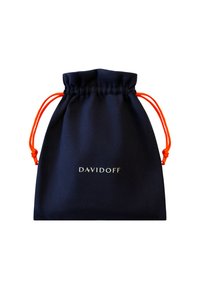 Navy Zugbeutel aus Stoff mit orangem Kordelzug; auf der Vorderseite befindet sich der Text "DAVIDOFF" in Gold.