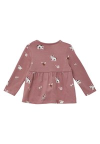 Langarmige roze trui met verschillende dierenprints, waaronder koeien en schapen, met een geplooide taille en bloemenaccenten.