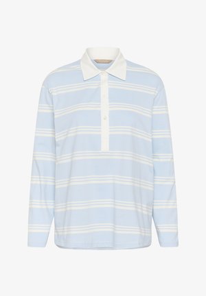 Heledad siniste polo särk, millel on valged horisontaalsed triibud ja valge nööpidega krae.