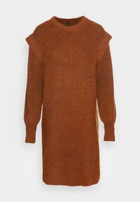 Robe-pull en tricot couleur orange brûlé, avec manches longues, poignets côtelés et détails aux épaules. Texture douce avec une coupe décontractée.