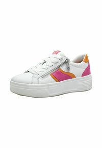 Sneaker bianco con accenti in suede rosa e arancione, tomaia texturizzata, lacci piatti, dettaglio sulla cerniera laterale e suola piatta spessa bianca.