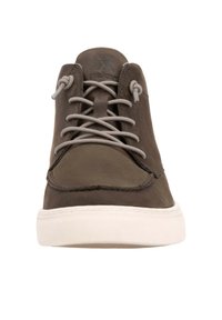 Sneaker in pelle marrone con lacci grigi, suola in gomma bianca, punta rotonda e dettagli di cucitura sulla tomaia. Logo impresso sulla linguetta.
