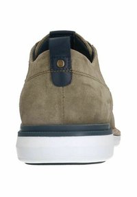 Suède schoenen in lichtbruin met een marineblauwe lederen hieltab. Kenmerken zijn een witte rubberen zool en accentuerende stiksels. Achteraanzicht.