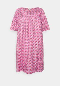 Vestido solto, de mangas curtas, em tecido rosa, com um padrão floral em vermelho e branco por todo o lado. Decote redondo, com design até ao joelho.