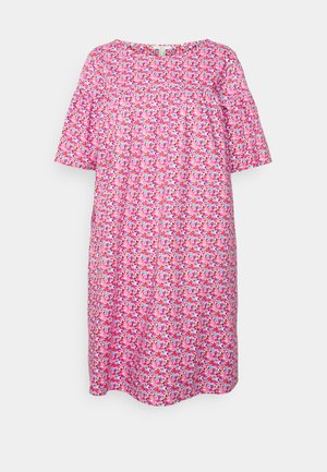 Vestido solto, de mangas curtas, em tecido rosa, com um padrão floral em vermelho e branco por todo o lado. Decote redondo, com design até ao joelho.