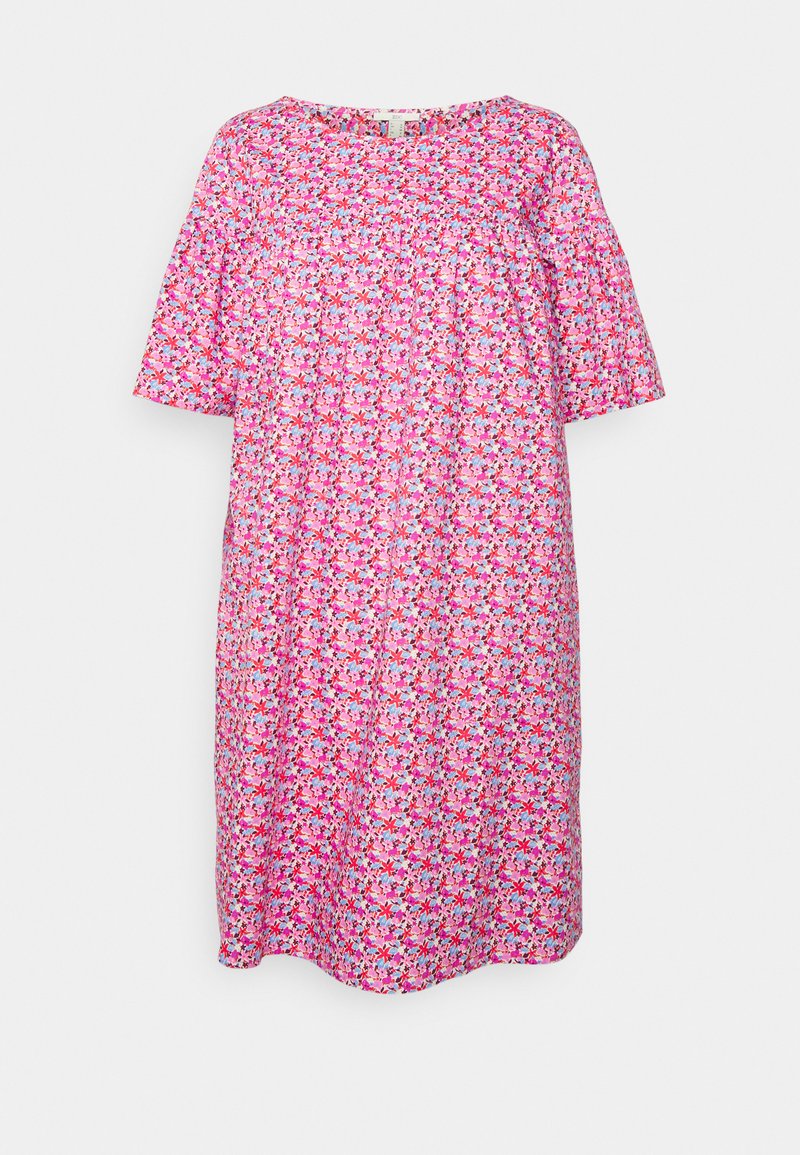 Vestido solto, de mangas curtas, em tecido rosa, com um padrão floral em vermelho e branco por todo o lado. Decote redondo, com design até ao joelho.