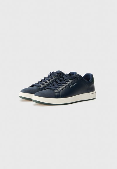 Mörkblå lädersneakers med vit gummisula, med rund tå, platta snörningar och varumärkesdetaljer på sidan.