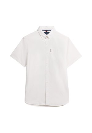 Camicetta bianca a maniche corte con colletto, taschino sul petto e una sottile texture. Presenta un colore uniforme senza pattern visibili.