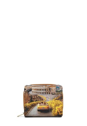 Portafoglio compatto con un'auto vintage gialla che percorre una strada panoramica verso il Colosseo romano, circondata da fiori gialli in fiore.