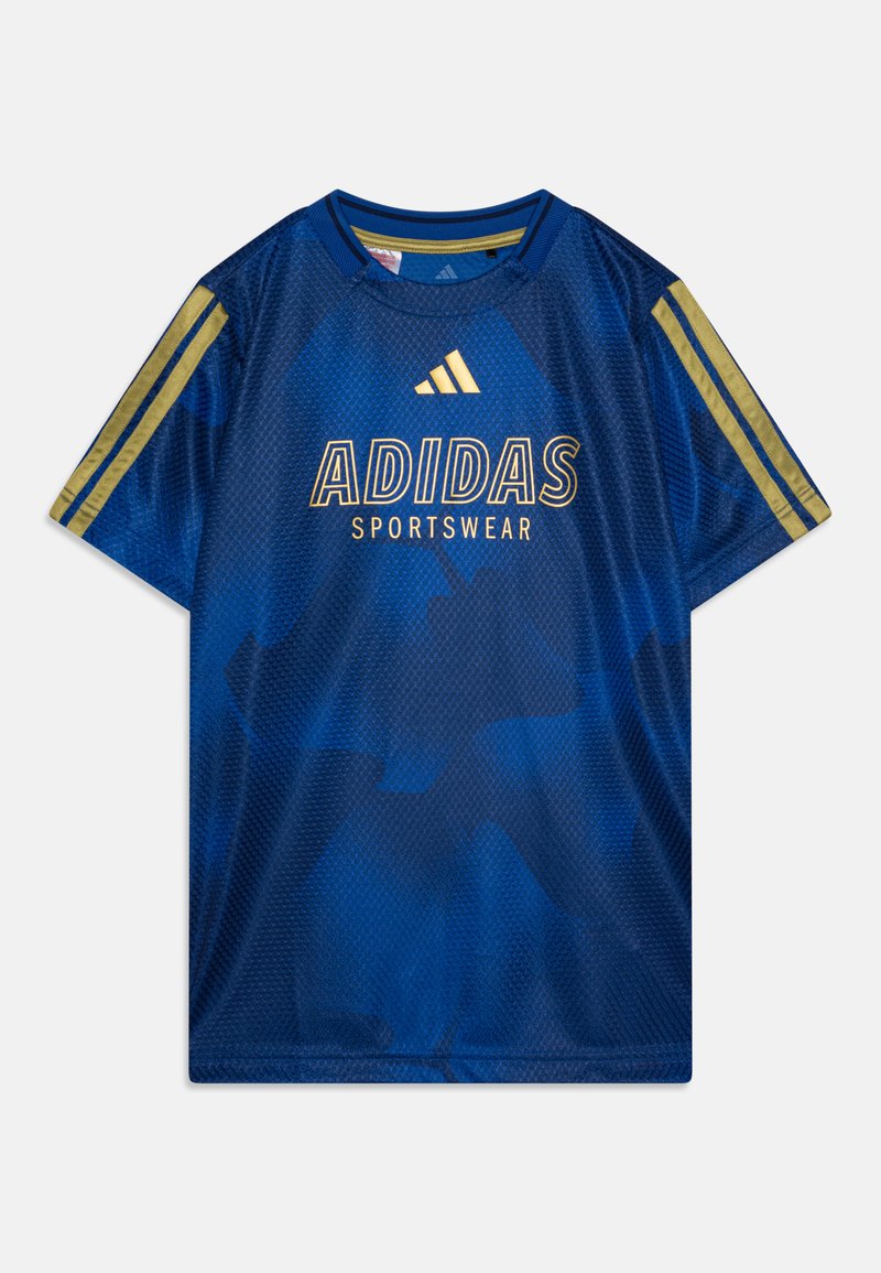Blå Adidas sportswear t-skjorte med mesh tekstur, med gyldne striper på ermene og logo i fet skrift over brystet.