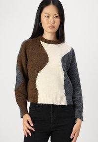 Strickpullover mit Farbblockdesign in Braun, Creme und Grau. Runde Ausschnitt und ribbelförmiger Saum. Weicher, strukturierter Stoff.