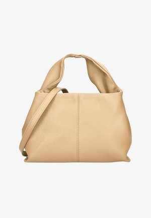 Beige zachte leren handtas met een brede bovenste handgreep en een extra dunne schouderriem, met een subtiele verticale naad in het midden.