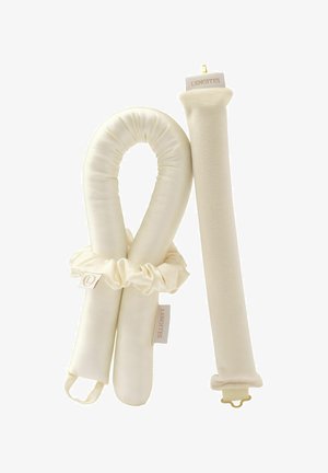 Zwei cremefarbene Seiden-Haarschneider: einer aufgerollt mit einem passenden Haargummi, der andere gerade mit einer Klammer an einem Ende. Beide mit der Aufschrift "LENOITES".