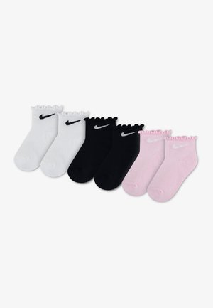 Tre par Nike ankelstrømper i hvid, sort og pink, hver med flæsekant øverst og et Nike swoosh-logo nær anklen.