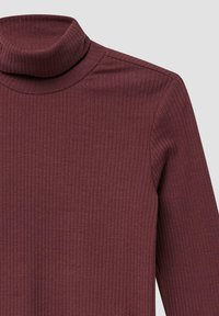Bordeauxfarbenes, geripptes Langarm-Turtleneck-Shirt mit feinen vertikalen Streifen, isoliert auf einem hellen Hintergrund präsentiert.