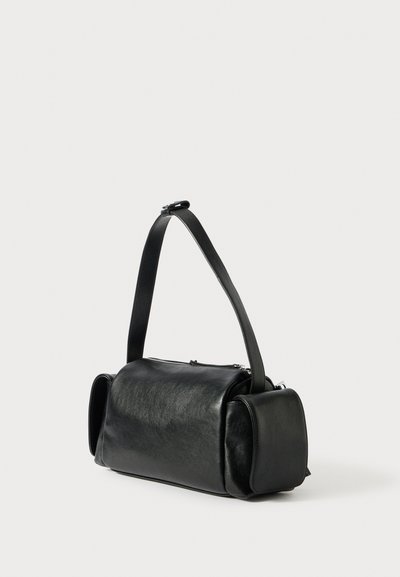 Borsa a tracolla in pelle nera con una forma strutturata, dotata di una lunga tracolla, chiusura con zip e accenti laterali arrotondati. Texture liscia.