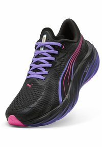 Chaussure de sport noire avec une tige en maille respirante, lacets violets et accents roses. Dotée d'une semelle rembourrée avec un design de talon prononcé.