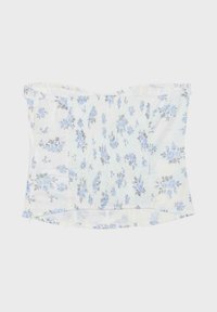 Top court blanc sans bretelles à smocks avec petit imprimé floral bleu et gris, présentant un ourlet légèrement évasé.