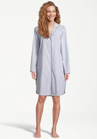 Pasiasta koszula nocna w jasnoniebieskim kolorze z czarnymi lamówkami, z długimi rękawami i długością do kolan. Gładka tekstura materiału.