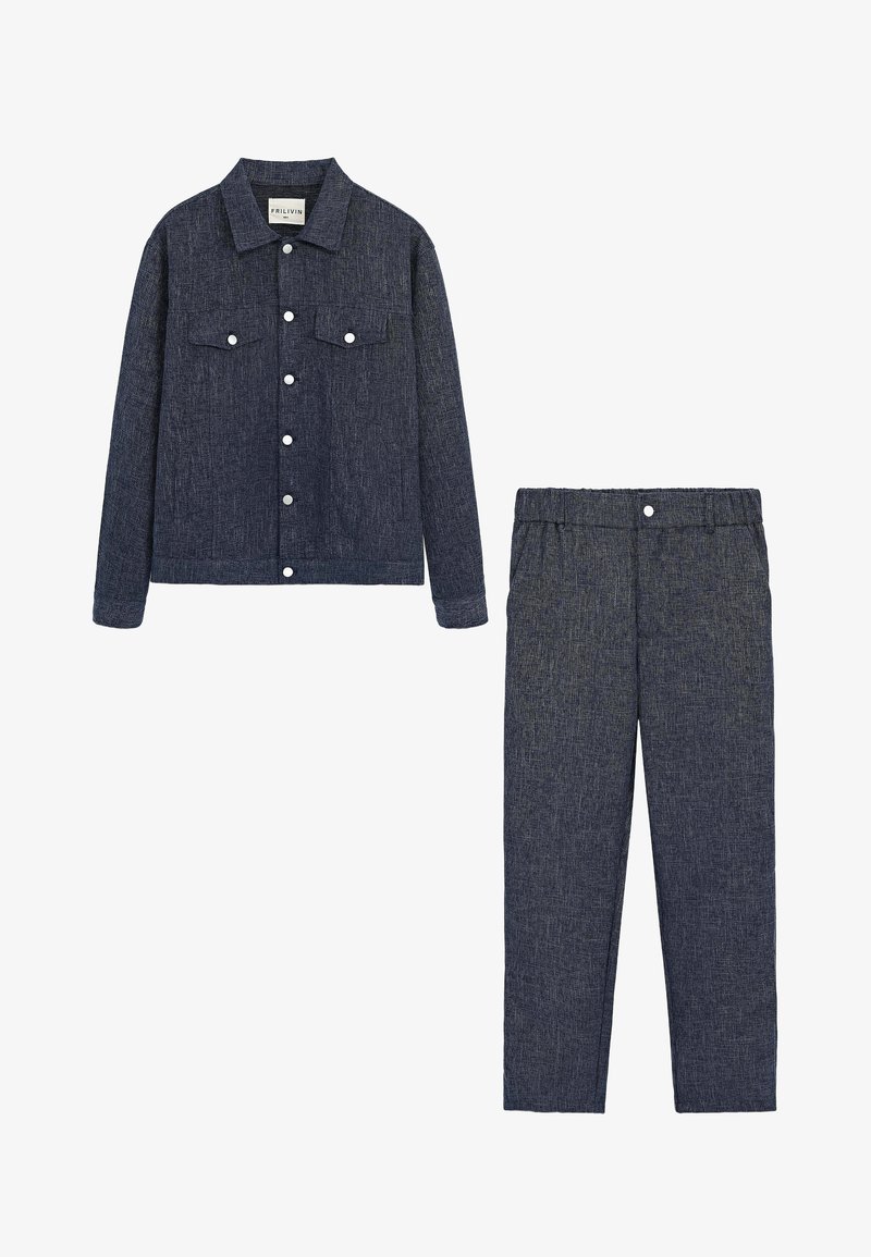 Veste en denim foncé avec deux poches poitrine et fermeture à boutons, associée à un pantalon à taille élastique assorti. Les deux pièces présentent un tissu texturé.