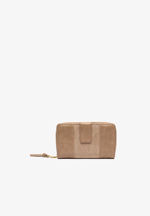 Suorakulmainen beige nahkalompakko, jossa keskellä painonappi- ja vetoketjukiinnitys, ja rannetasku, joka on kiinnitetty vetoketjun vetimeen.