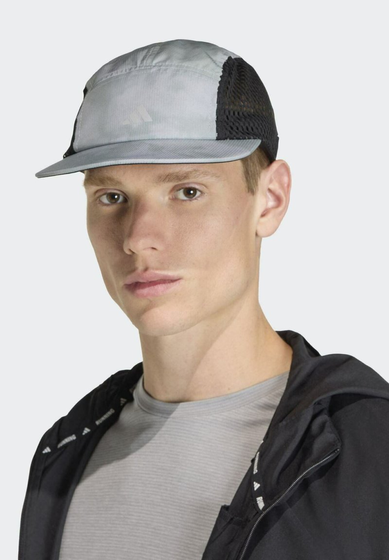 Cappellino da corsa grigio chiaro con visiera piatta, lati in rete nera, tessuto leggero e discreti accenti con logo sul pannello frontale.