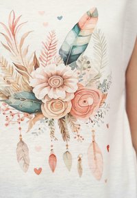 Design graphique floral avec des roses roses et crème, des feuilles vertes et des plumes colorées sur un fond clair. Des cœurs accentuent le design.
