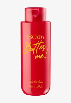 Bouteille rouge de crème de douche hydratante Escada Button Me avec texte en écriture jaune, 385 ml, bouchon à clapet.
