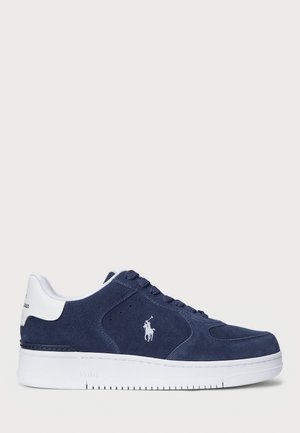 Granatowy zamszowy sneaker z białą podeszwą i detalem na pięcie, z białym logo Polo po boku.