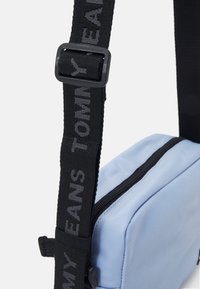 Tommy Jeans DAILY CROSSOVER - Axelremsväska - moderate blue