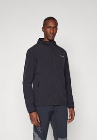 Sort letvægtsjakke med hætte, udstyret med en frontlynlås, sidelommer og et elegant design. Materialet ser glat og holdbart ud.