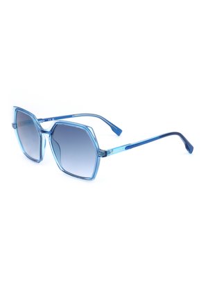 Occhiali da sole quadrati oversize trasparenti blu con lenti scure sfumate e aste sottili su sfondo bianco.