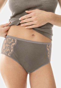 Bragas de tiro alto gris con textura acanalada y acentos de encaje floral en los laterales. Tejido suave con un brillo sutil.