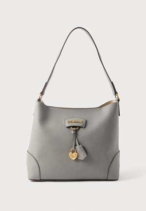 Sac à main en cuir gris avec une seule bandoulière, breloque en forme de cœur dorée, et plaque logo "Love Moschino" en or sur le devant.