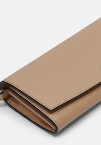 Beżowy skórzany portfel o teksturowanym wykończeniu, z czarnym wykończeniem i zamknięciem na zamek. Kompaktowy design z klapką.