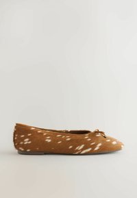 Chaussure de ballet plate marron avec motif blanc moucheté et petit nœud à l'avant, vue de côté sur fond uni.