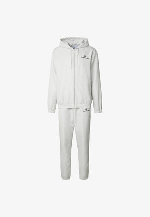 Biała bluza z kapturem zapinana na zamek i dopasowane spodnie z elastycznymi mankietami, z małymi czarnymi logo Sergio Tacchini na piersi i udzie.