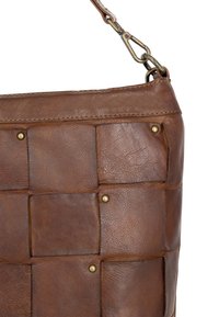 Brązowa skórzana torba z plecionym wzorem, ozdobiona mosiężnymi ćwiekami i metalowym klipsem. Gładka struktura z matowym wykończeniem.