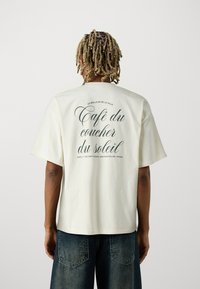 Selected Homme - SLHBOXY CAFÉ TEE - Camiseta estampada - egret Imagen en miniatura 1