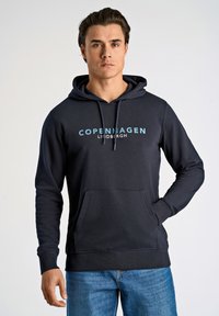 Felpa navy in tessuto morbido con tasca frontale, cappuccio regolabile con cordino e stampa "Copenhagen Lindbergh" in azzurro chiaro.