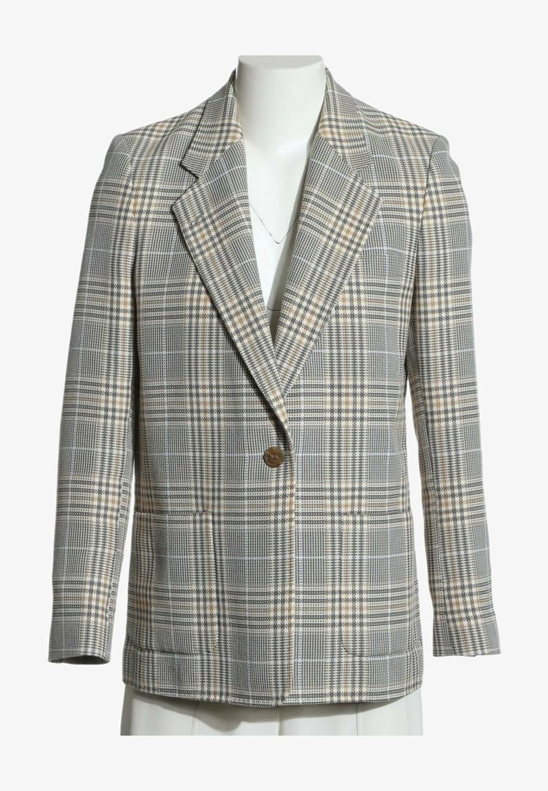 Veste à carreaux grise à un bouton avec des accents beiges, revers crantés et poches avant sur un buste de mannequin blanc.