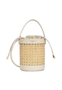 Borsa a cestino rotonda con corpo in rattan intrecciato, dettagli in pelle beige, chiusura con cordoncino e manico superiore. Dettagli in metallo dorato.