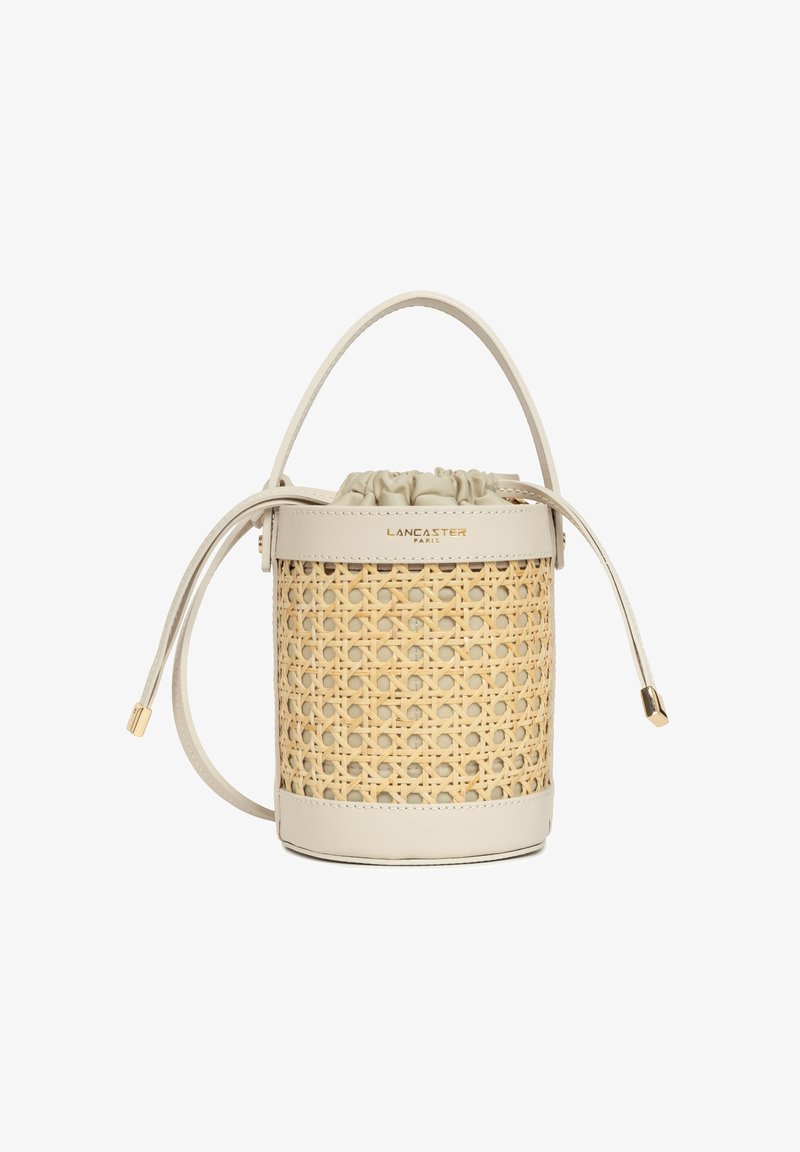 Borsa a cestino rotonda con corpo in rattan intrecciato, dettagli in pelle beige, chiusura con cordoncino e manico superiore. Dettagli in metallo dorato.
