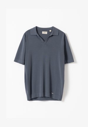 Polo de manga corta de color gris carbón con cuello abierto, tela ligera y una pequeña etiqueta de la marca cerca del dobladillo.